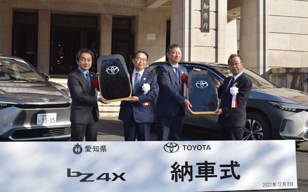 トヨタ自動車の電気自動車「bZ4X」を公用車に導入した（8日、愛知県庁）