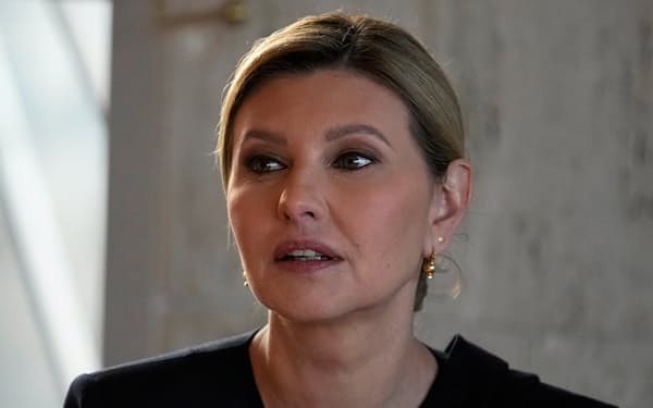 ウクライナ大統領夫人のオレナ・ゼレンスカ氏（パリ、12日）=AP
