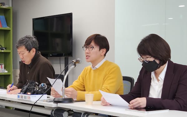 元徴用工原告の支援団体が記者会見し、財団が賠償を肩代わりする韓国政府の「有力案」に反対した（26日、ソウル）
