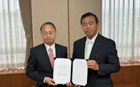 26日に退任した馳浩知事(右)は山野氏と事務の引き継ぎ書を交わした(26日、石川県庁)