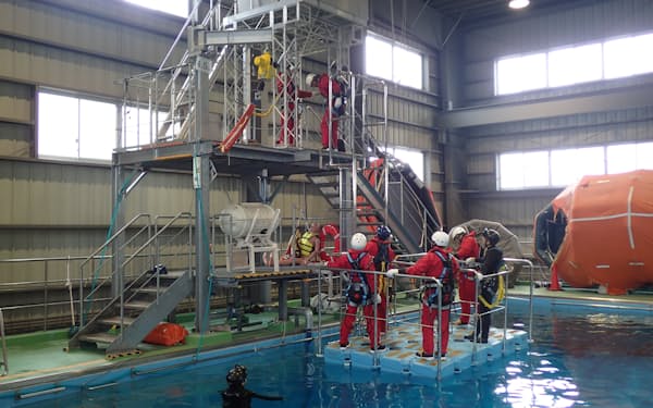日本サバイバルトレーニングセンターでは洋上で安全に作業を進める技能を学ぶ（北九州市）