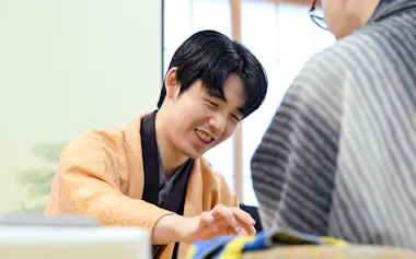 将棋王将戦第7局で永瀬拓矢九段(右)を破り、感想戦で対局を振り返る藤井聡太王将(26日、大阪府高槻市)