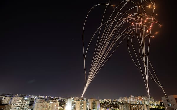 イスラエル軍の「アイアンドーム」による迎撃の光跡（2021年5月）＝ロイター
