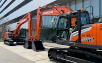 日立建機は米州市場開拓のギアを上げる(27年4月からの新社名「ランドクロス」を刻印した油圧ショベル)