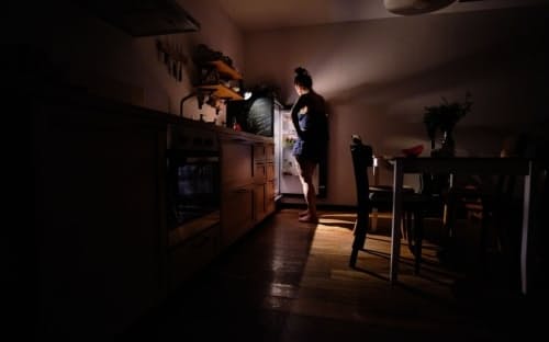 夜中に何かを食べたくなる人は多いが、早い時間に食べる方が体のリズムには合っている。（PHOTOGRAPH BY JAN NEVIDAL, GETTY IMAGES）