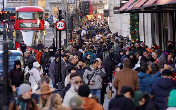 ロンドンの繁華街は買い物客であふれている（26日、ロンドン）＝ロイター