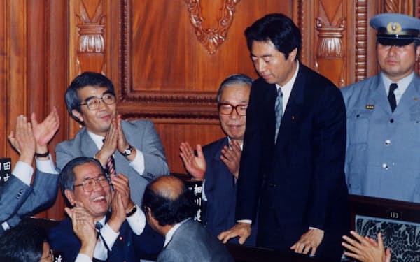 衆院本会議で首相に選出されて一礼する細川護熙・日本新党代表（1993年8月6日）