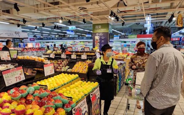 台湾のスーパーで日本産リンゴをPRしている＝日本青果物輸出促進協議会提供