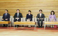 閣議に臨む高市首相(27日午前、首相官邸)
