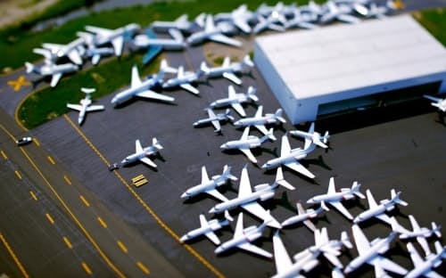時差ボケは、旅行者が出発地から3時間以上離れたタイムゾーン（時間帯）に適応できないときに起きる。この写真は、ティルトシフトレンズを用いて撮影した米ニュージャージー州のテターボロ空港の飛行機。（PHOTOGRAPH BY VINCENT LAFORET, THE NEW YORK TIMES/REDUX PICTURES）