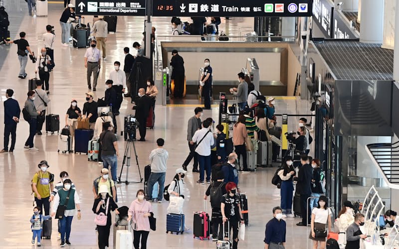 水際対策が緩和された初日、海外から成田空港に到着した人たち（11日）