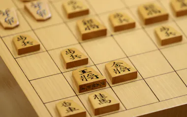 第72期王座戦第2局で使用された将棋盤と駒(17日、名古屋市中村区)