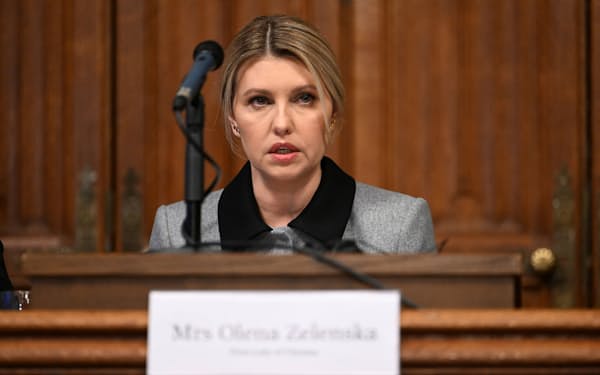 英国会議員らに対して演説するオレナ・ゼレンスカ（ロンドン、11月29日）=英国会・ロイター

