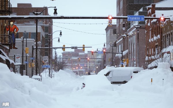 雪に覆われた米ニューヨーク州北西部バファロー。今後、急激に気温が上がる予想だ(26日、ホークル知事のツイッターより)=共同