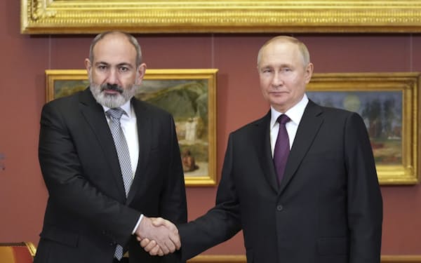 27日、ロシアのプーチン大統領㊨と会談するアルメニアのパシニャン首相（サンクトペテルブルク）＝ＡＰ