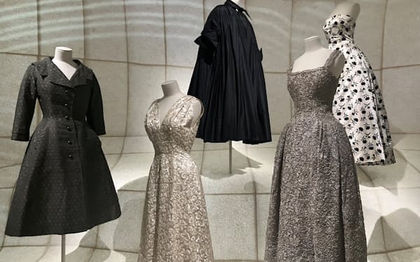 1950年代のオートクチュールコレクション。日本と深い関係のあるドレスや資料が展示されている
（東京都江東区の東京都現代美術館）