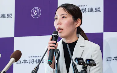 記者会見で棋士編入試験について語る福間香奈女流六冠(12月5日、大阪府高槻市の関西将棋会館)