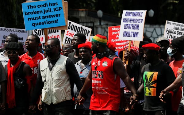 生活苦に抗議するガーナ市民（2022年6月、アクラ）＝ロイター