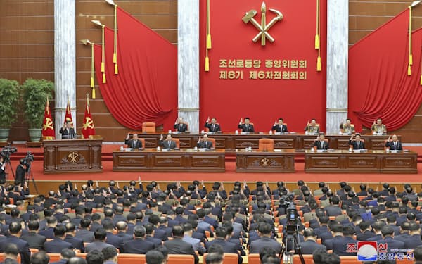 26日、平壌で開かれた朝鮮労働党中央委員会拡大総会＝朝鮮中央通信・共同