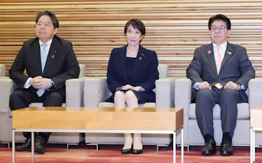 閣議に臨む高市首相(27日午前、首相官邸)