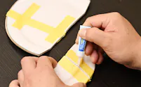 接着剤で補修するときはマスキングテープを使うときれいに仕上がる=石井 明和撮影