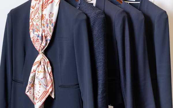 生地はもちろん、襟や丈、ウエストの絞り加減などが異なる紺のパンツスーツのジャケット。スカーフやブローチで変化をつける
