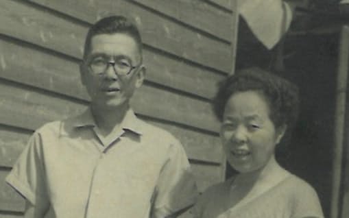 父の定男（左）と母のミツエ