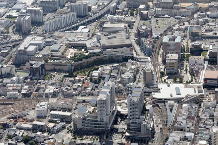 西宮北口駅（右）と阪急西宮ガーデンズ（奥左）=2022年10月、兵庫県西宮市
