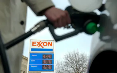 イラン戦争による原油価格の急騰を受けて、米国や世界各国でガソリン価格が高騰している=ロイター