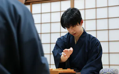 将棋棋王戦第5局で増田康宏八段(左)を破り、タイトルを防衛した藤井聡太棋王(29日、鳥取市)