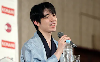 将棋棋王戦第5局で増田康宏八段を破ってタイトルを防衛し、記者会見する藤井聡太棋王(29日、鳥取市)