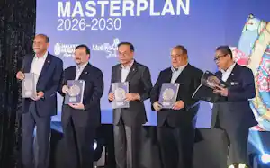 新たな資本市場の活性化策を発表するマレーシアのアンワル首相(中央)ら(9日、クアラルンプール市内) 新たな資本市場の活性化策を発表するマレーシアのアンワル首相(中央)ら(9日、クアラルンプール市内)