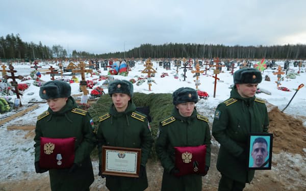 ロシア側の死傷者も増え続けている（24日、サンクトペテルブルクで開かれた民間軍事会社の兵員の葬式）＝ロイター