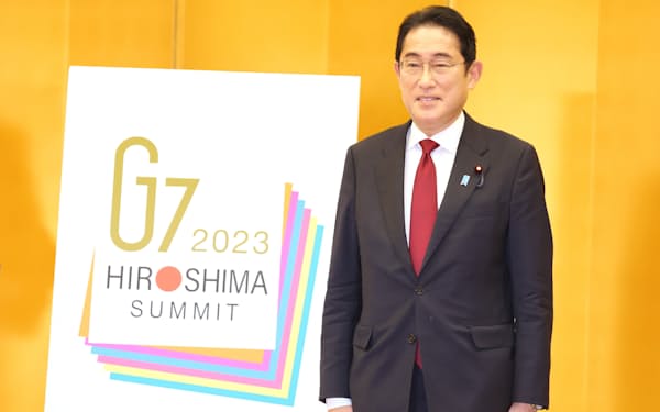 G7広島サミットのロゴマークに選ばれた作品を披露する岸田首相（22年12月、首相官邸）