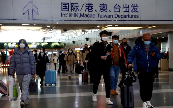 「ゼロコロナ政策」を転換した中国は１月８日、入国規制を緩和する（27日、北京首都国際空港）＝ロイター