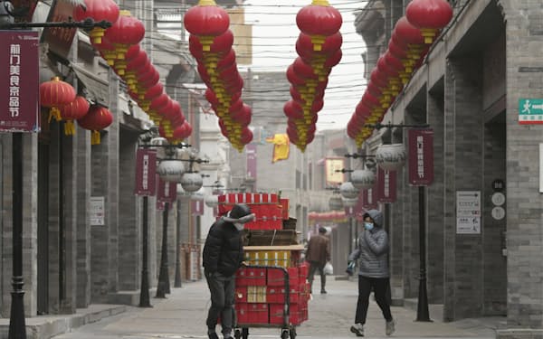 新型コロナウイルスの感染急拡大で閑散としていた北京市の繁華街（12日）＝共同