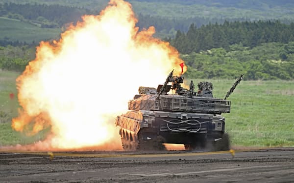 陸上自衛隊の「富士総合火力演習」で射撃する10式戦車（2022年5月、静岡県の東富士演習場）