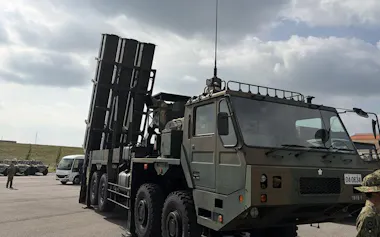 陸上自衛隊石垣駐屯地に配備された「12式地対艦誘導弾」(25年11月、沖縄県石垣市)