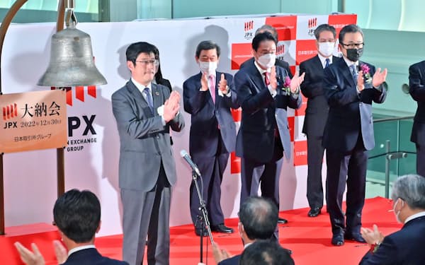 大納会で手締めをする（前列右から）脚本家の三谷幸喜さん、岸田首相（30日、東証）