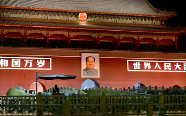 毛沢東の肖像画が掲げられている天安門(5日午前、北京)=目良友樹撮影