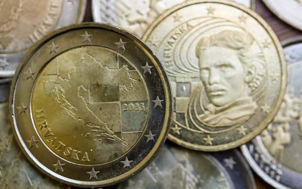 クロアチアで新たに発行されるユーロ硬貨=AP