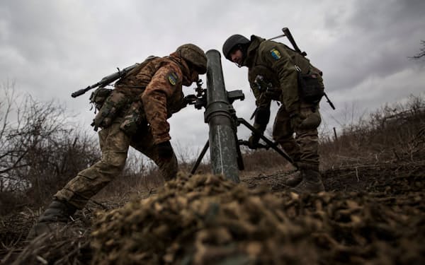 ウクライナ東部のドンバス地方ドネツク州で攻撃の準備をする同国軍の兵士＝ロイター