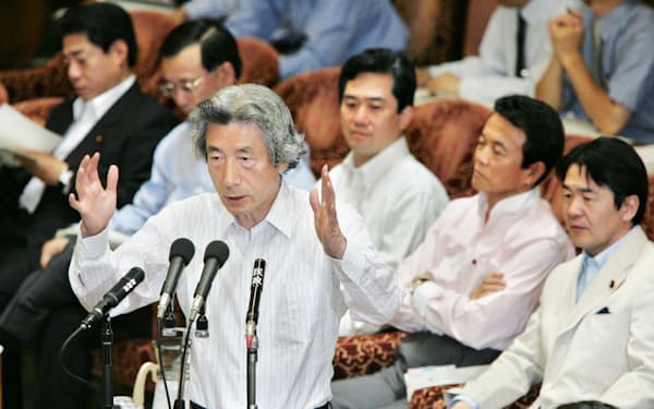衆院郵政民営化特別委員会で答弁する小泉純一郎首相（2005年6月）