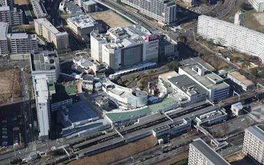 これから全国で築後数十年たったマンションの更新時期を迎えることになる(大阪の千里ニュータウン)