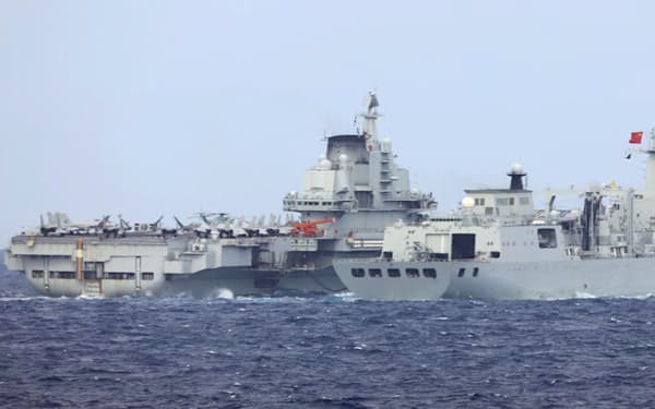 中国海軍の空母遼寧（左）と高速戦闘支援艦（防衛省統合幕僚監部提供）=共同