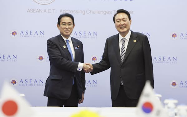 日韓の懸案解決をめざす岸田文雄首相（左）と尹大統領＝聯合・共同