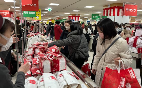 百貨店の藤崎の2日の売上高は前年比13％増だった（2日、仙台市）