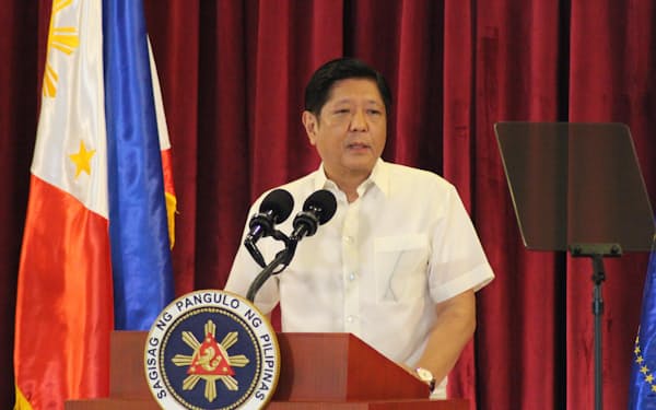 訪中を前に演説するフィリピンのマルコス大統領（3日、マニラのビラモール空軍基地）