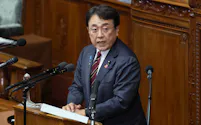 衆院本会議で答弁する赤沢経産相