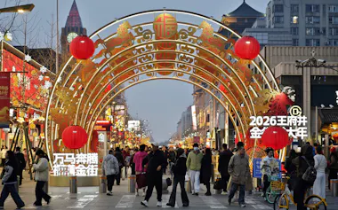 中国政府は春休みなどを通じ消費喚起に期待する(3月14日、北京市の繁華街・王府井)=目良友樹撮影